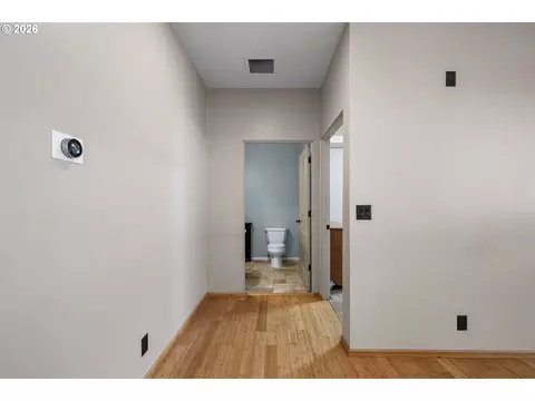 Entry Way - 962 T St, Springfield, OR 97477 photo 3 of 6