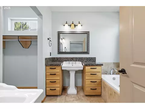 Bath - 962 T St, Springfield, OR 97477 photo 2 of 5