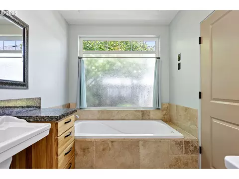 Bath - 962 T St, Springfield, OR 97477 photo 3 of 5