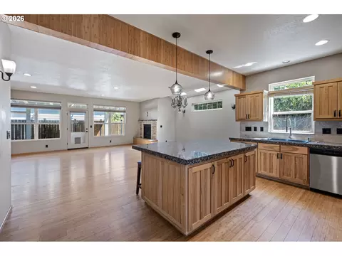 Kitchen - 962 T St, Springfield, OR 97477 photo 1 of 5