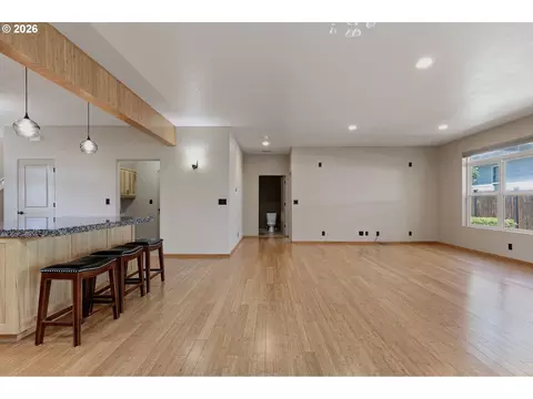 Living - 962 T St, Springfield, OR 97477 photo 5 of 5
