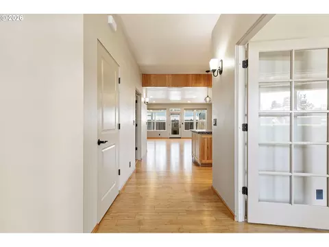 Entry Way - 962 T St, Springfield, OR 97477 photo 1 of 6