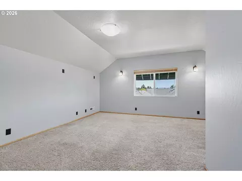 Bedroom - 962 T St, Springfield, OR 97477 photo 4 of 8