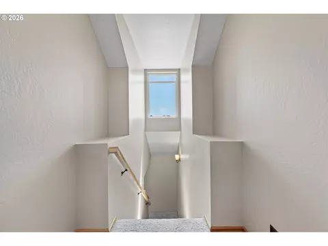 Entry Way - 962 T St, Springfield, OR 97477 photo 6 of 6