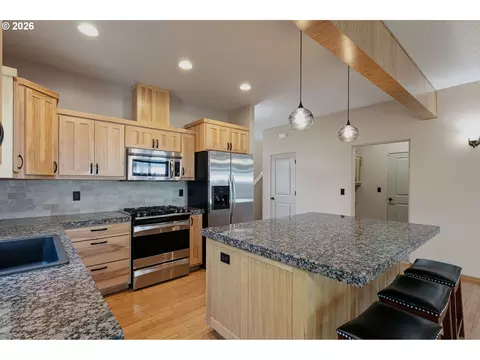 Kitchen - 962 T St, Springfield, OR 97477 photo 5 of 5
