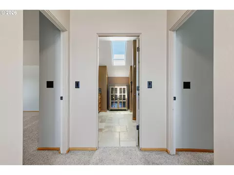 Entry Way - 962 T St, Springfield, OR 97477 photo 5 of 6