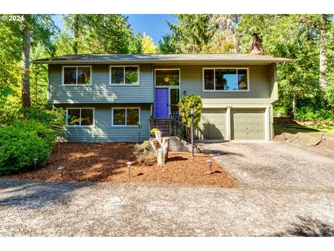 587 Lochmoor Pl, Eugene, OR 97405