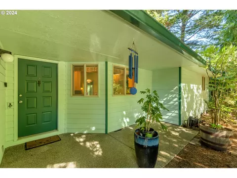 325 Seagrove Loop, Lincoln City, OR 97367
