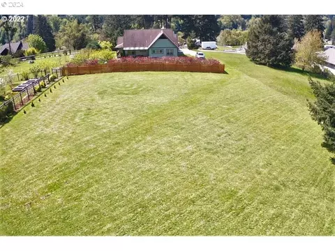 912 C St, Elkton, OR 97436