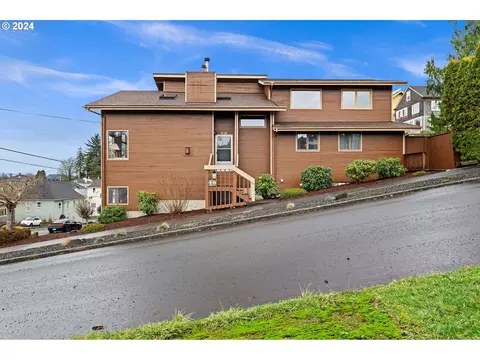 910 10th St, Astoria, OR 97103