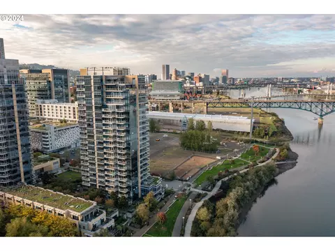 836 S Curry St #908, Portland, OR 97239