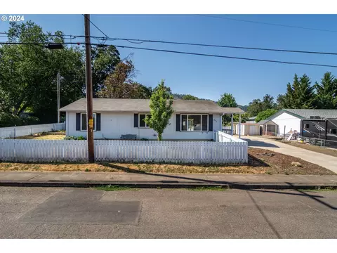 361 SE Carroll St, Winston, OR 97496