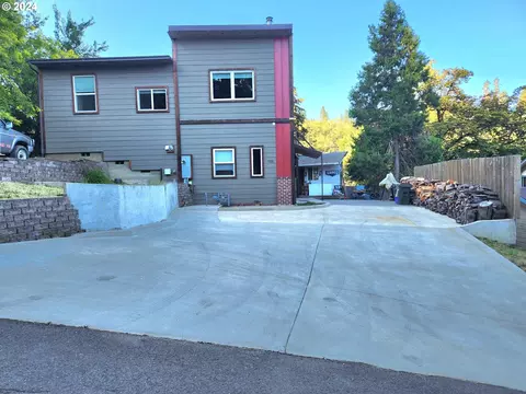 725 SE Terrace Dr, Roseburg, OR 97470