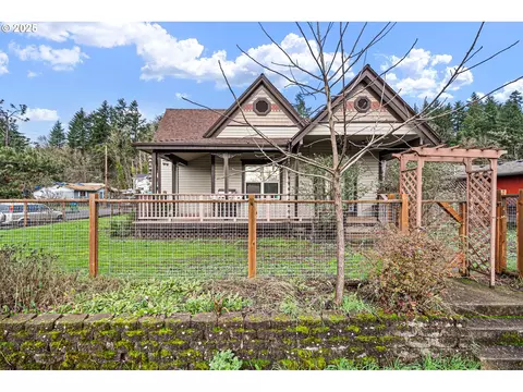 944 Chestnut Ave, Cottage Grove, OR 97424