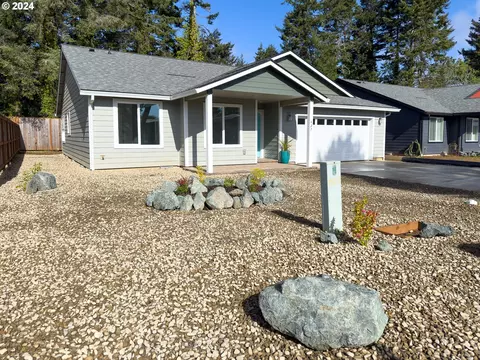 427 N Ave NE, Bandon, OR 97411