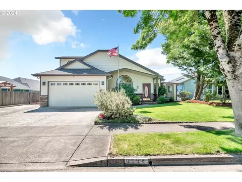 1094 S 11th St, Harrisburg, OR 97446