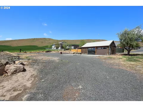 612 NW 3rd St, Dufur, OR 97021