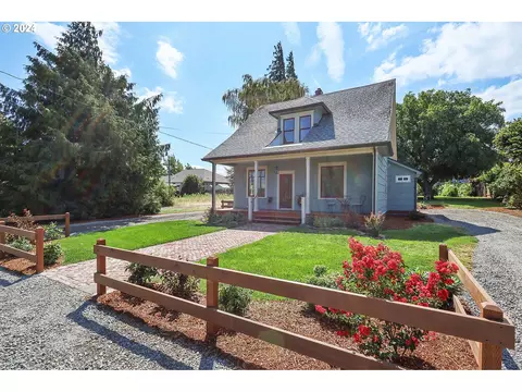 2495 Belmont Dr, Hood River, OR 97031