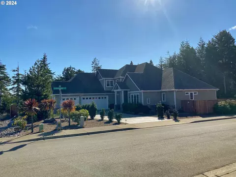 2208 Garfield St, North Bend, OR 97459
