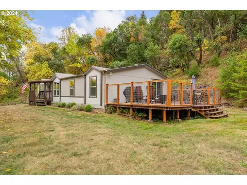 481 Gentry Way, Roseburg, OR 97471