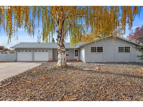 10107 Emily Dr, Island City, OR 97850