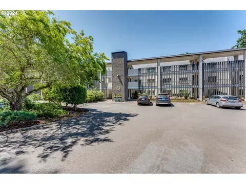 790 SE Webber St #307, Portland, OR 97202