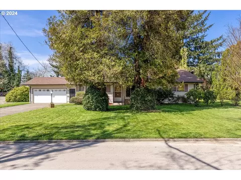 1121 N 3rd St, Woodburn, OR 97071