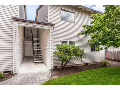 12504 SE Stark St #E, Portland, OR 97233
