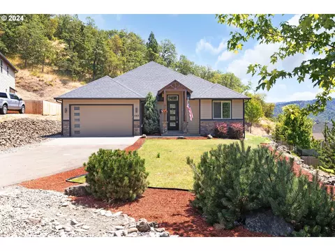 1563 NE Rocky Dr, Roseburg, OR 97470