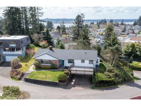 945 Ridge Dr, Astoria, OR 97103