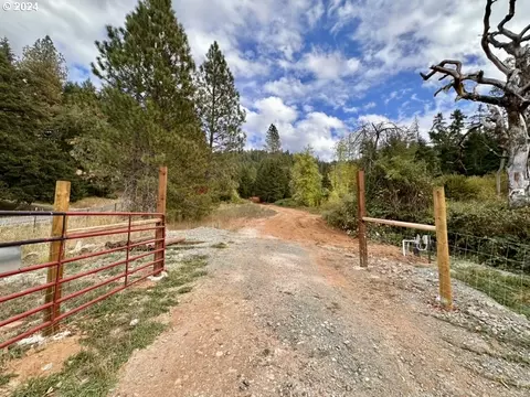 780 Tunnel Rd, Glendale, OR 97442