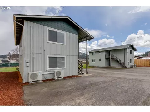 904 S Comstock Ave, Sutherlin, OR 97479