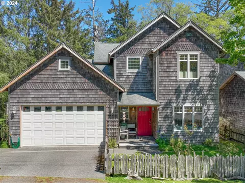 625 N Larch St, Cannon Beach, OR 97110