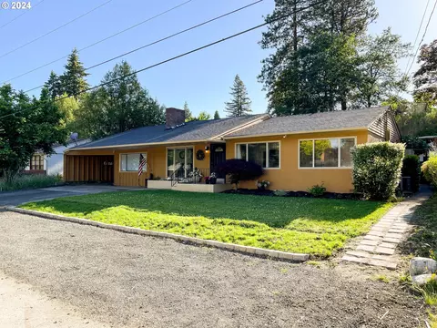 422 W Myrtlewood Ct, Roseburg, OR 97471