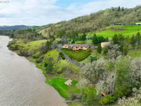 14895 N Bank Rd, Roseburg, OR 97470