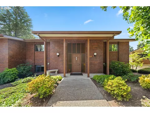 11520 SW Crown Dr #9, King City, OR 97224