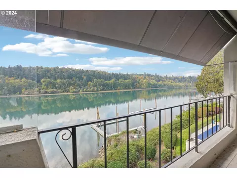 790 SE Webber St #302, Portland, OR 97202