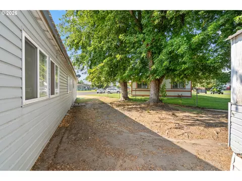 Exterior - 8 Sage Ct, Hermiston, OR 97838 photo 7 of 9