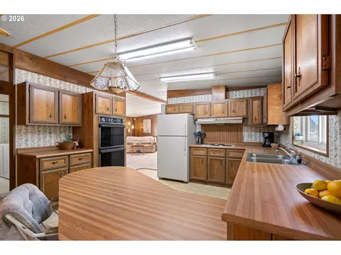 Kitchen - 8 Sage Ct, Hermiston, OR 97838 photo 4 of 5