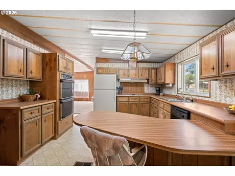 Kitchen - 8 Sage Ct, Hermiston, OR 97838 photo 5 of 5