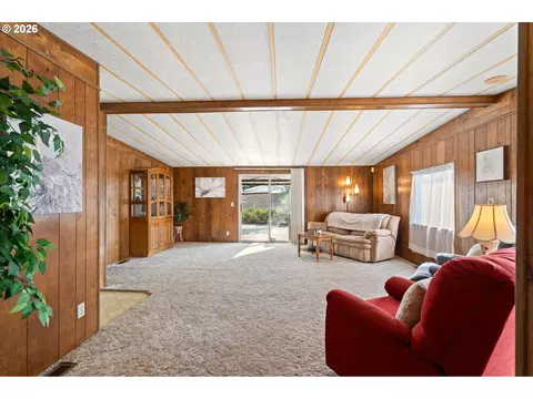 Living - 8 Sage Ct, Hermiston, OR 97838 photo 2 of 3