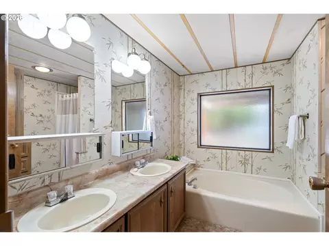 Bath - 8 Sage Ct, Hermiston, OR 97838 photo 1 of 2