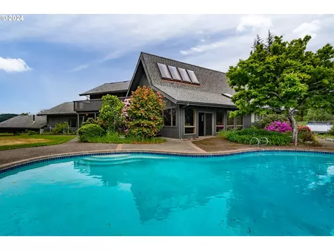1051 Garden Grove Dr, Roseburg, OR 97471