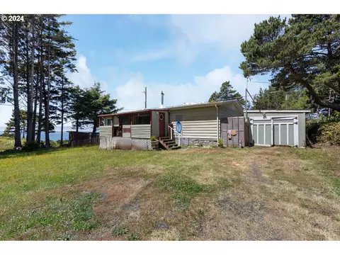 9911 NE Avery St, Newport, OR 97365