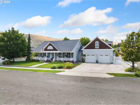 915 Petry Ln, Baker City, OR 97814