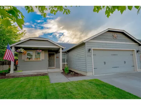 751 Erica Way, Harrisburg, OR 97446
