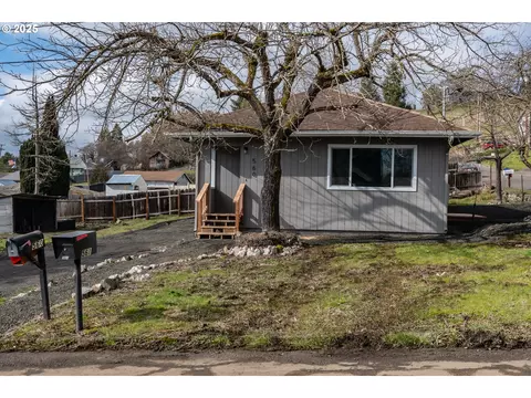 560 NE Fulton St, Roseburg, OR 97470