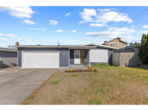 3449 Spruce St, North Bend, OR 97459