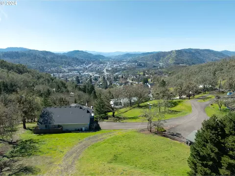 1903 NE Beulah Dr, Roseburg, OR 97470