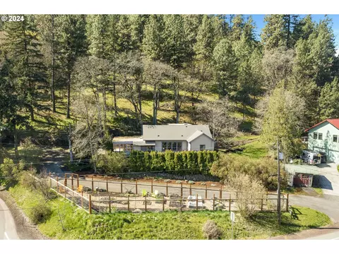 507 Mosier Creek Rd, Mosier, OR 97040